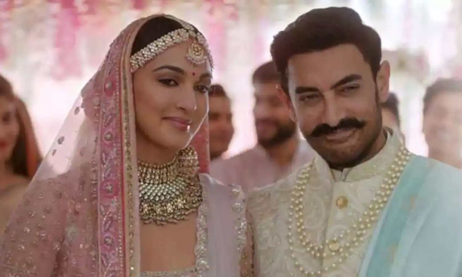 ആമിർഖാൻ ആചാരങ്ങളെ പരിഹസിക്കുന്നു: പുതിയ പരസ്യത്തിനെതിരെ ആരോപണം ആമിർഖാൻ ആചാരങ്ങളെ പരിഹസിക്കുന്നു: പുതിയ പരസ്യത്തിനെതിരെ ആരോപണം