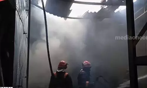 പെരുമ്പാവൂർ കുന്നിക്കുടിയിൽ പ്ലൈവുഡ് കമ്പനിയിൽ തീ പിടിത്തം; ലക്ഷങ്ങളുടെ നഷ്ടം