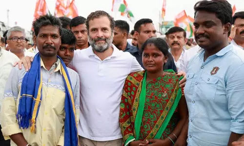 വിഗ്രഹം തൊട്ടതിന് മേല്‍ജാതിക്കാര്‍ 60,000 രൂപ പിഴയിട്ട ദളിത് കുടുംബത്തെ ചേർത്തുപിടിച്ച് രാഹുൽ