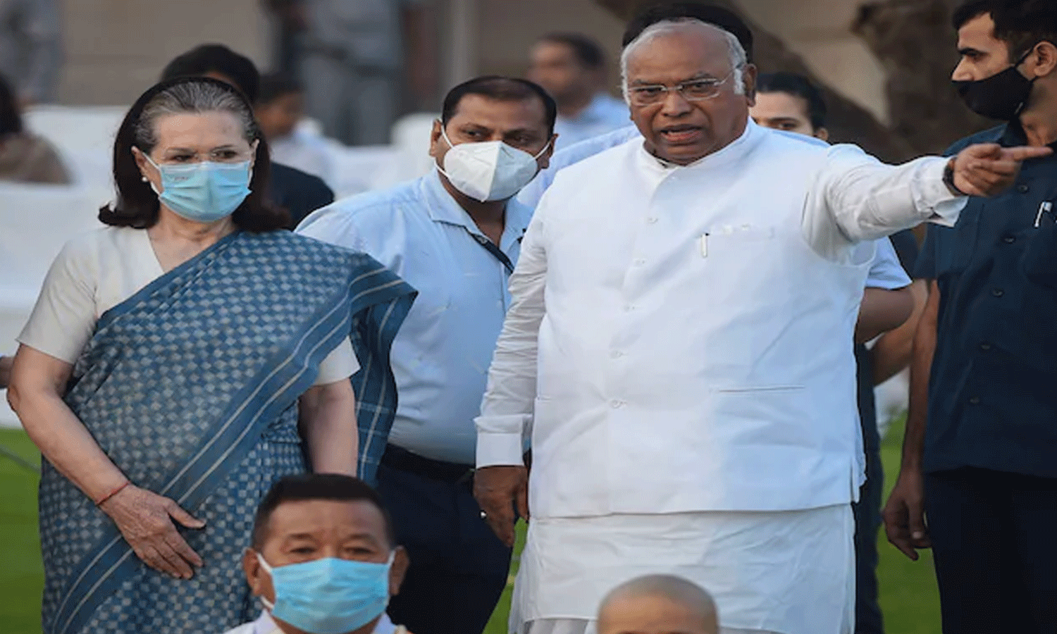 സോണിയ ഗാന്ധി നേരിട്ട് തന്നോട് സ്ഥാനാർത്ഥിയാകാൻ ആവശ്യപ്പെട്ടു; വിവാദങ്ങൾക്ക് തുടക്കമിട്ട് ഖാർഗെ സോണിയ ഗാന്ധി നേരിട്ട് തന്നോട് സ്ഥാനാർത്ഥിയാകാൻ ആവശ്യപ്പെട്ടു; വിവാദങ്ങൾക്ക് തുടക്കമിട്ട് ഖാർഗെ