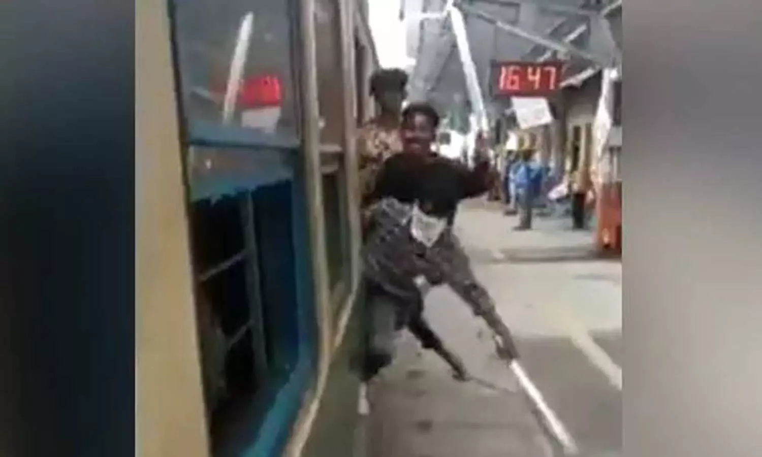 ഓടുന്ന ട്രെയിനിൽ മാരകായുധങ്ങളുമായി പ്രകടനം; മൂന്ന് വിദ്യാർഥികൾ അറസ്റ്റിൽ