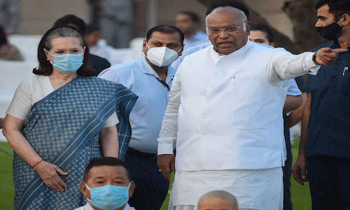 സോണിയ ഗാന്ധി നേരിട്ട് തന്നോട് സ്ഥാനാർത്ഥിയാകാൻ ആവശ്യപ്പെട്ടു; വിവാദങ്ങൾക്ക് തുടക്കമിട്ട് ഖാർഗെ