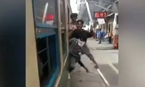 ഓടുന്ന ട്രെയിനിൽ മാരകായുധങ്ങളുമായി പ്രകടനം; മൂന്ന് വിദ്യാർഥികൾ അറസ്റ്റിൽ
