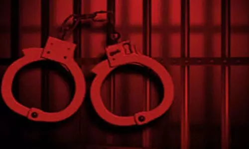 അങ്കമാലിയിൽ യുവാവ് അച്ഛനെ വെട്ടിപ്പരിക്കേൽപ്പിച്ചു