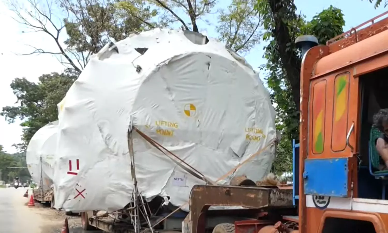 യാത്രാനുമതിയില്ല: താമരശ്ശേരി ചുരത്തിൽ ലോറികൾ കുടുങ്ങിയിട്ട് ഒരു മാസം യാത്രാനുമതിയില്ല: താമരശ്ശേരി ചുരത്തിൽ ലോറികൾ കുടുങ്ങിയിട്ട് ഒരു മാസം