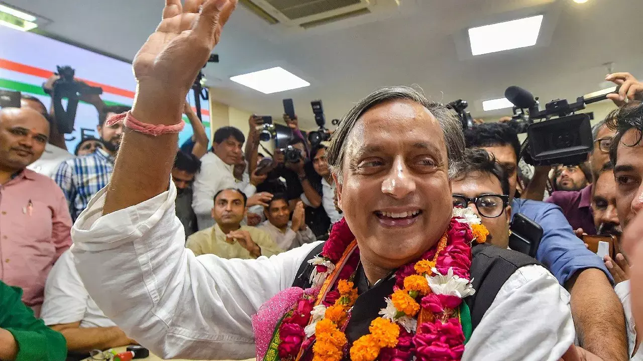 കോണ്‍ഗ്രസ് അധ്യക്ഷ തെരഞ്ഞെടുപ്പ്: ശശി തരൂരിന് സമ്പൂര്‍ണ വോട്ടര്‍ പട്ടിക കൈമാറി