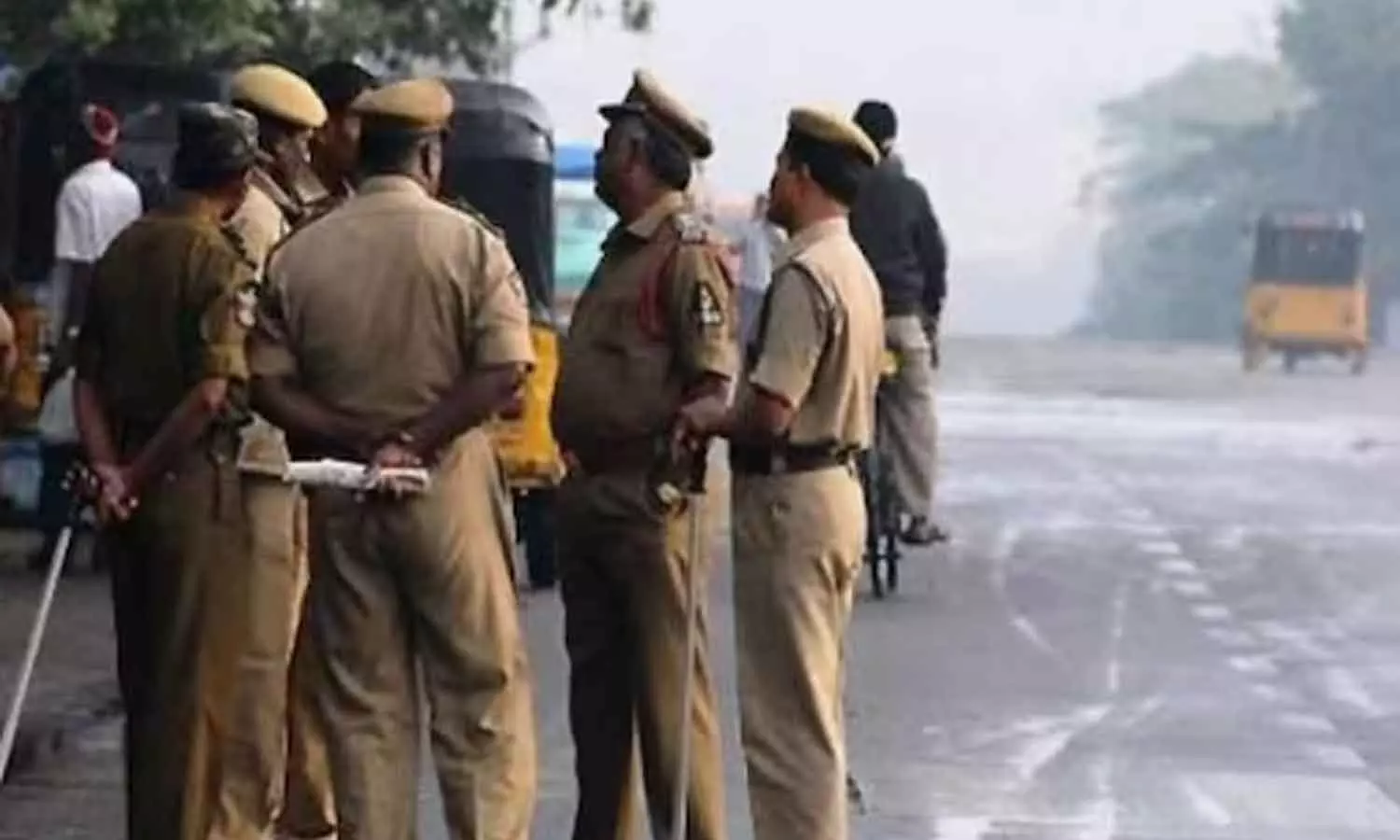 നമസ്കരിക്കാനെത്തിയവരെ ആക്രമിച്ചു; ഗുരുഗ്രാമിൽ ആൾക്കൂട്ടം പള്ളി തകർത്തതായി റിപ്പോർട്ട് നമസ്കരിക്കാനെത്തിയവരെ ആക്രമിച്ചു; ഗുരുഗ്രാമിൽ ആൾക്കൂട്ടം പള്ളി തകർത്തതായി റിപ്പോർട്ട്