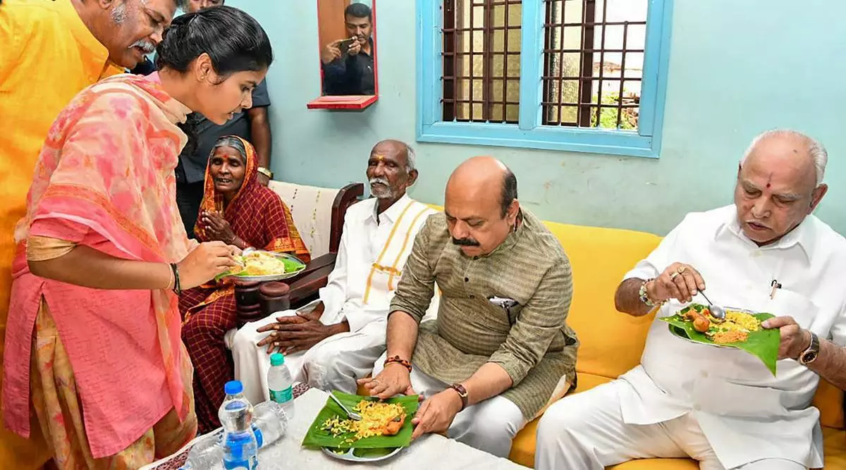 ദലിത് വീട്ടില് പ്രഭാതഭക്ഷണം; പക്ഷെ കര്ണാടക മുഖ്യമന്ത്രിക്ക് ബ്രാന്ഡഡ് ചായപ്പൊടി തന്നെ വേണം: വീഡിയോ പുറത്തുവിട്ട് കോണ്ഗ്രസ് ദലിത് വീട്ടില് പ്രഭാതഭക്ഷണം; പക്ഷെ കര്ണാടക മുഖ്യമന്ത്രിക്ക് ബ്രാന്ഡഡ് ചായപ്പൊടി തന്നെ വേണം: വീഡിയോ പുറത്തുവിട്ട് കോണ്ഗ്രസ്