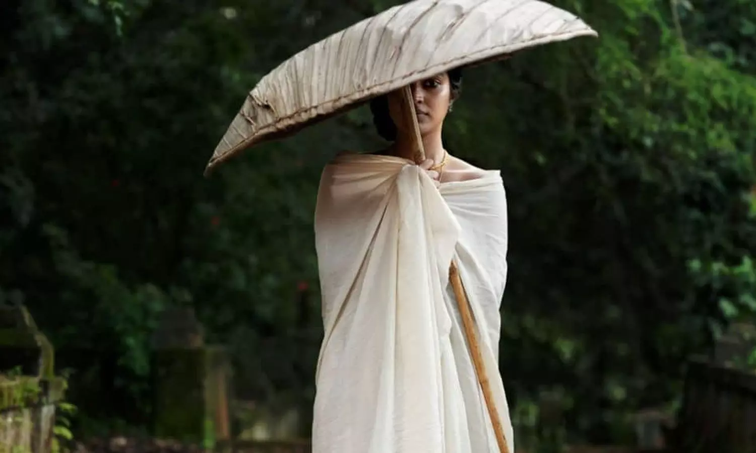 അമല പോളും നീരജ് മാധവും ഒന്നിക്കുന്ന ദ്വിജ; ഫസ്റ്റ് ലുക്ക് പോസ്റ്റർ പുറത്ത്