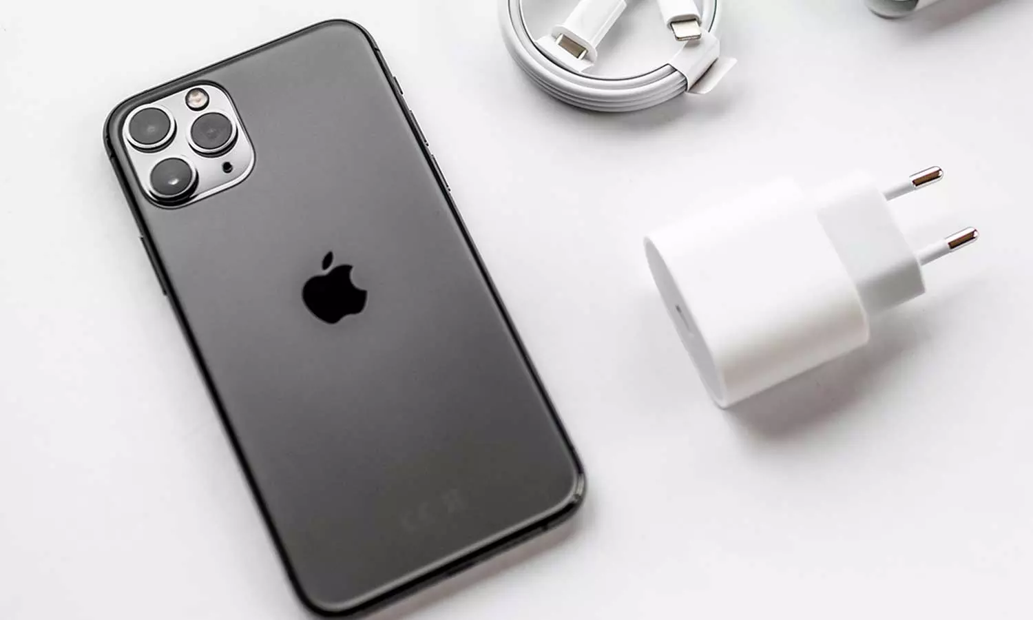 ഐഫോണിനൊപ്പം ചാർജറില്ല; ആപ്പിളിന് വീണ്ടും പിഴ ഐഫോണിനൊപ്പം ചാർജറില്ല; ആപ്പിളിന് വീണ്ടും പിഴ