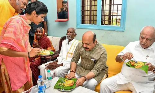 ദലിത്  വീട്ടില്‍ പ്രഭാതഭക്ഷണം; പക്ഷെ കര്‍ണാടക മുഖ്യമന്ത്രിക്ക് ബ്രാന്‍ഡഡ് ചായപ്പൊടി തന്നെ വേണം: വീഡിയോ പുറത്തുവിട്ട് കോണ്‍ഗ്രസ്