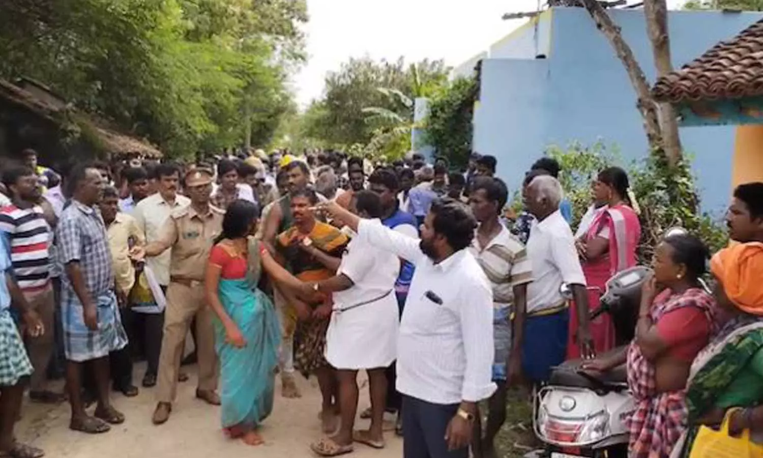 നരബലിയെന്ന് സംശയം; തമിഴ്‌നാട്ടിൽ  വീടുതകർത്ത് ആറുപേരെ അറസ്റ്റ് ചെയ്തു