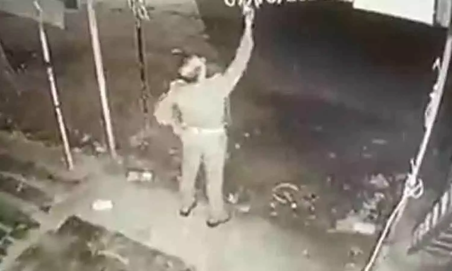 റോഡരികിൽനിന്ന് പൊലീസുകാരൻ ബൾബ് മോഷ്ടിച്ചു; സിസിടിവി ദൃശ്യങ്ങൾ വൈറൽ