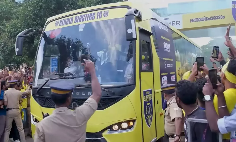 ബ്ലാസ്റ്റേഴ്സിന്റെ നിറം മാറുന്നു; മഞ്ഞപ്പട ഇനി വെള്ള ബസില് ബ്ലാസ്റ്റേഴ്സിന്റെ നിറം മാറുന്നു; മഞ്ഞപ്പട ഇനി വെള്ള ബസില്