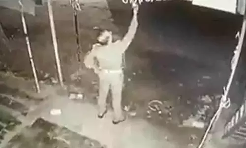 റോഡരികിൽനിന്ന് പൊലീസുകാരൻ ബൾബ് മോഷ്ടിച്ചു; സിസിടിവി ദൃശ്യങ്ങൾ വൈറൽ