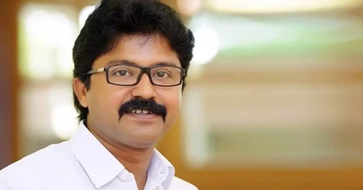 എൽദോസ് കുന്നപ്പിള്ളിലിനെ കണ്ടെത്തുന്നവര്ക്ക് 101 രൂപ ഇനാം പ്രഖ്യാപിച്ച് ഡി.വൈ.എഫ്.ഐ എൽദോസ് കുന്നപ്പിള്ളിലിനെ കണ്ടെത്തുന്നവര്ക്ക് 101 രൂപ ഇനാം പ്രഖ്യാപിച്ച് ഡി.വൈ.എഫ്.ഐ