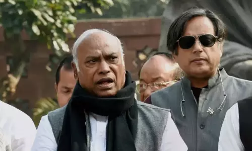 വിശ്വസ്തരും കോൺഗ്രസും: തെരഞ്ഞെടുപ്പ് പാർട്ടിയിൽ മാറ്റങ്ങളുണ്ടാക്കുമോ? വിശ്വസ്തരും കോൺഗ്രസും: തെരഞ്ഞെടുപ്പ് പാർട്ടിയിൽ മാറ്റങ്ങളുണ്ടാക്കുമോ?