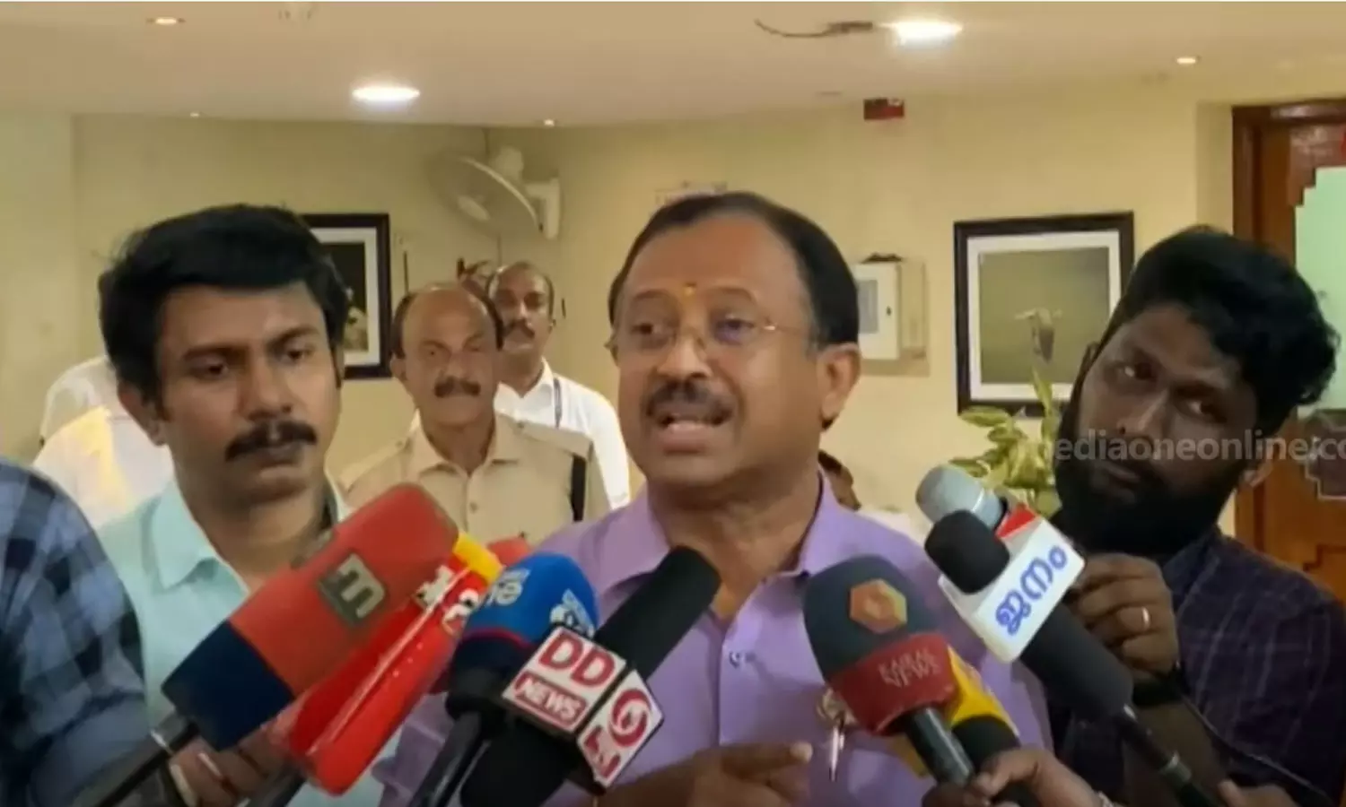 മന്ത്രിമാർ ഭരണഘടനാനുസൃതമായി പ്രവർത്തിക്കണം; ഗവർണറെ ന്യായീകരിച്ച് വി. മുരളീധരൻ മന്ത്രിമാർ ഭരണഘടനാനുസൃതമായി പ്രവർത്തിക്കണം; ഗവർണറെ ന്യായീകരിച്ച് വി. മുരളീധരൻ