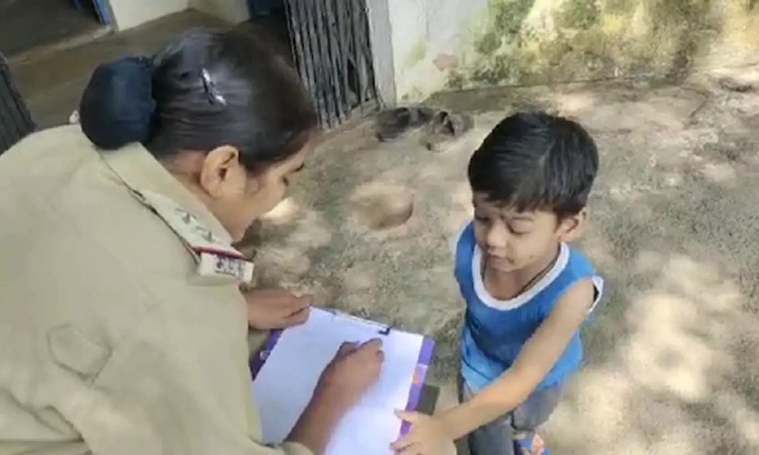 അമ്മയെന്റെ ചോക്ലേറ്റ് അടിച്ചുമാറ്റുന്നു; ജയിലിലടയ്ക്കണം; പൊലീസിൽ പരാതിയുമായി മൂന്ന് വയസുകാരൻ