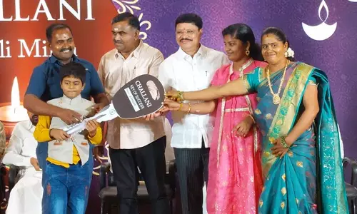 ദീപാവലി സമ്മാനമായി ജീവനക്കാർക്ക് കാറുകളും ബൈക്കുകളും നൽകി ചെന്നൈ വ്യവസായി