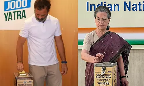 കോണ്‍ഗ്രസ് അധ്യക്ഷ തെരഞ്ഞെടുപ്പ്; സോണിയ എ.ഐ.സി.സി ആസ്ഥാനത്തും രാഹുല്‍ ബല്ലാരിയിലും വോട്ട് ചെയ്തു