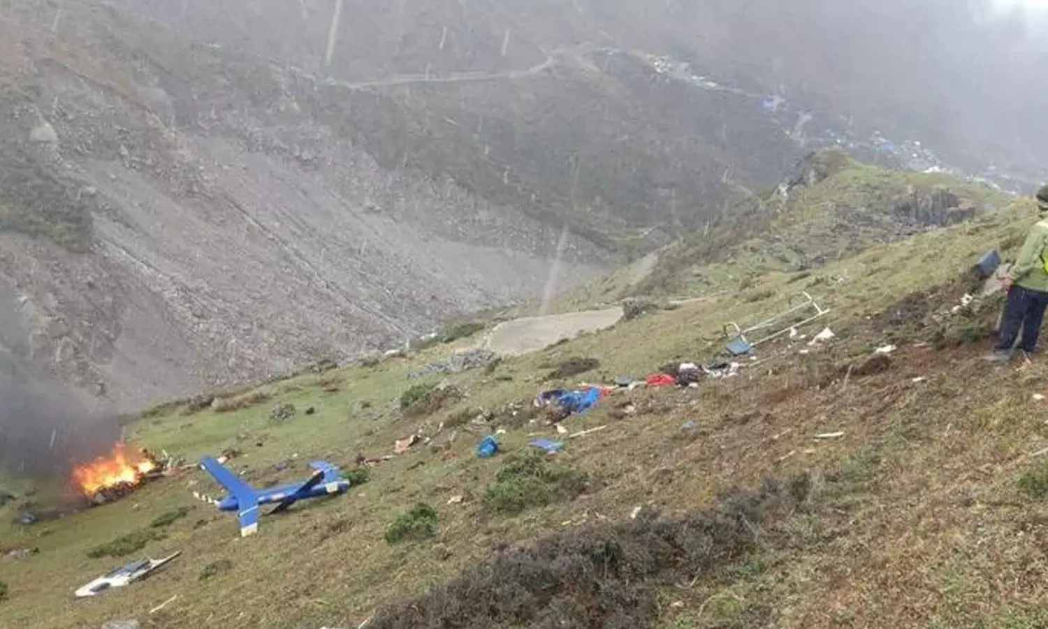 ഉത്തരാഖണ്ഡിൽ ഹെലികോപ്റ്റർ തകർന്നു; പൈലറ്റുമാർ ഉൾപ്പടെ ആറുപേർ മരിച്ചു