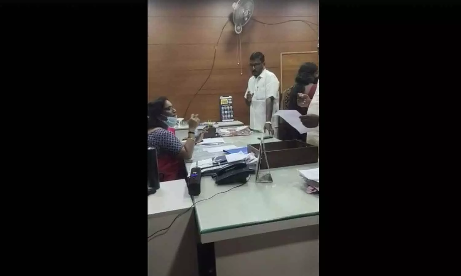 ഹിജാബ് അഴിച്ചില്ലെങ്കിൽ ആധാർ കാർഡിനുള്ള അപേക്ഷ അറ്റസ്റ്റ് ചെയ്യില്ലെന്ന് പാലക്കാട് നഗരസഭാ സെക്രട്ടറി