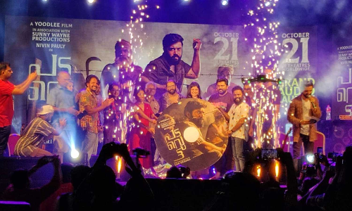 ലുലുമാളിനെ ആവേശത്തിലാഴ്ത്തി തൈക്കുടം ബ്രിഡ്ജ്; പടവെട്ട് ഗ്രാൻഡ് ഓഡിയോ ലോഞ്ച് ആഘോഷമാക്കി ആരാധകർ ലുലുമാളിനെ ആവേശത്തിലാഴ്ത്തി തൈക്കുടം ബ്രിഡ്ജ്; പടവെട്ട് ഗ്രാൻഡ് ഓഡിയോ ലോഞ്ച് ആഘോഷമാക്കി ആരാധകർ