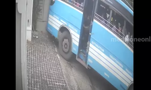 കോഴിക്കോട് സ്വകാര്യ ബസ് വീട്ടുമതിലിലേക്ക് ഇടിച്ചു കയറി: 12 പേർക്ക് പരിക്ക്
