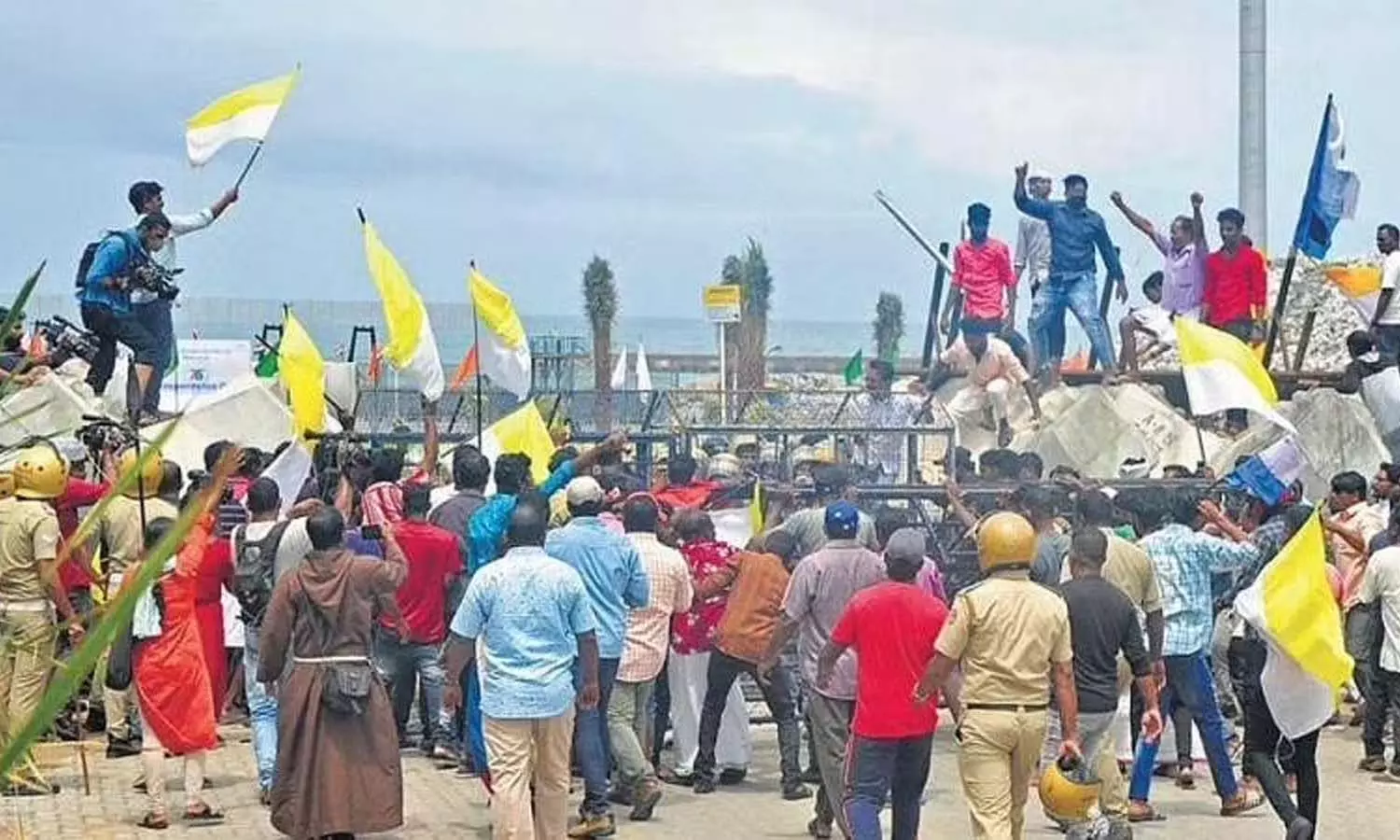 അപഹാസ്യനായ മുഖ്യമന്ത്രിയും ആറര കള്ളങ്ങളും; പരിഹസിച്ച് ലത്തീൻ അതിരൂപത