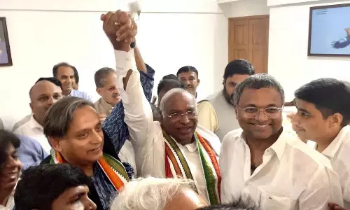 ഖാർഗെയുടെ വസതിയിലെത്തി അഭിനന്ദനമറിയിച്ച് ശശി തരൂർ