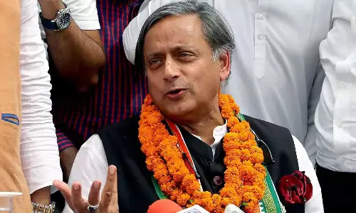 തോൽവിയിലും തിളങ്ങിത്തന്നെ; ജിതേന്ദ്രയല്ല തരൂർ തോൽവിയിലും തിളങ്ങിത്തന്നെ; ജിതേന്ദ്രയല്ല തരൂർ