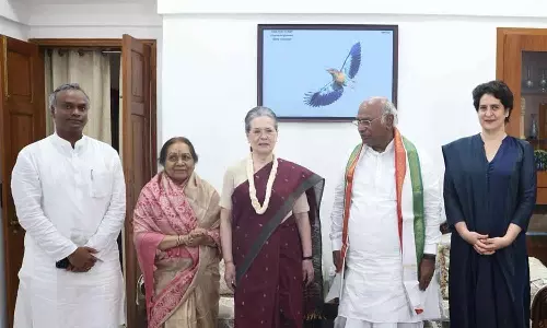 സോണിയയും പ്രിയങ്കയും ഖാർഗെയുടെ വസതിയിലെത്തി ആശംസയറിയിച്ചു സോണിയയും പ്രിയങ്കയും ഖാർഗെയുടെ വസതിയിലെത്തി ആശംസയറിയിച്ചു