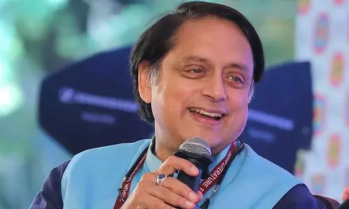 ഓരോ ഉരസലും അസ്വസ്ഥപ്പെടുത്തുന്നുണ്ടെങ്കിൽ നിങ്ങളുടെ കണ്ണാടി എങ്ങനെ മിനുങ്ങും?-റൂമിയെയും ഫൂക്കോയെയും കടമെടുത്ത് തരൂർ ഓരോ ഉരസലും അസ്വസ്ഥപ്പെടുത്തുന്നുണ്ടെങ്കിൽ നിങ്ങളുടെ കണ്ണാടി എങ്ങനെ മിനുങ്ങും?-റൂമിയെയും ഫൂക്കോയെയും കടമെടുത്ത് തരൂർ