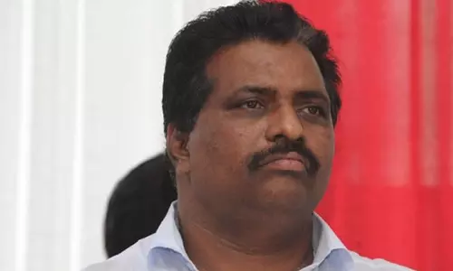 തിരിഞ്ഞു നോക്കുന്ന സുരേഷ്