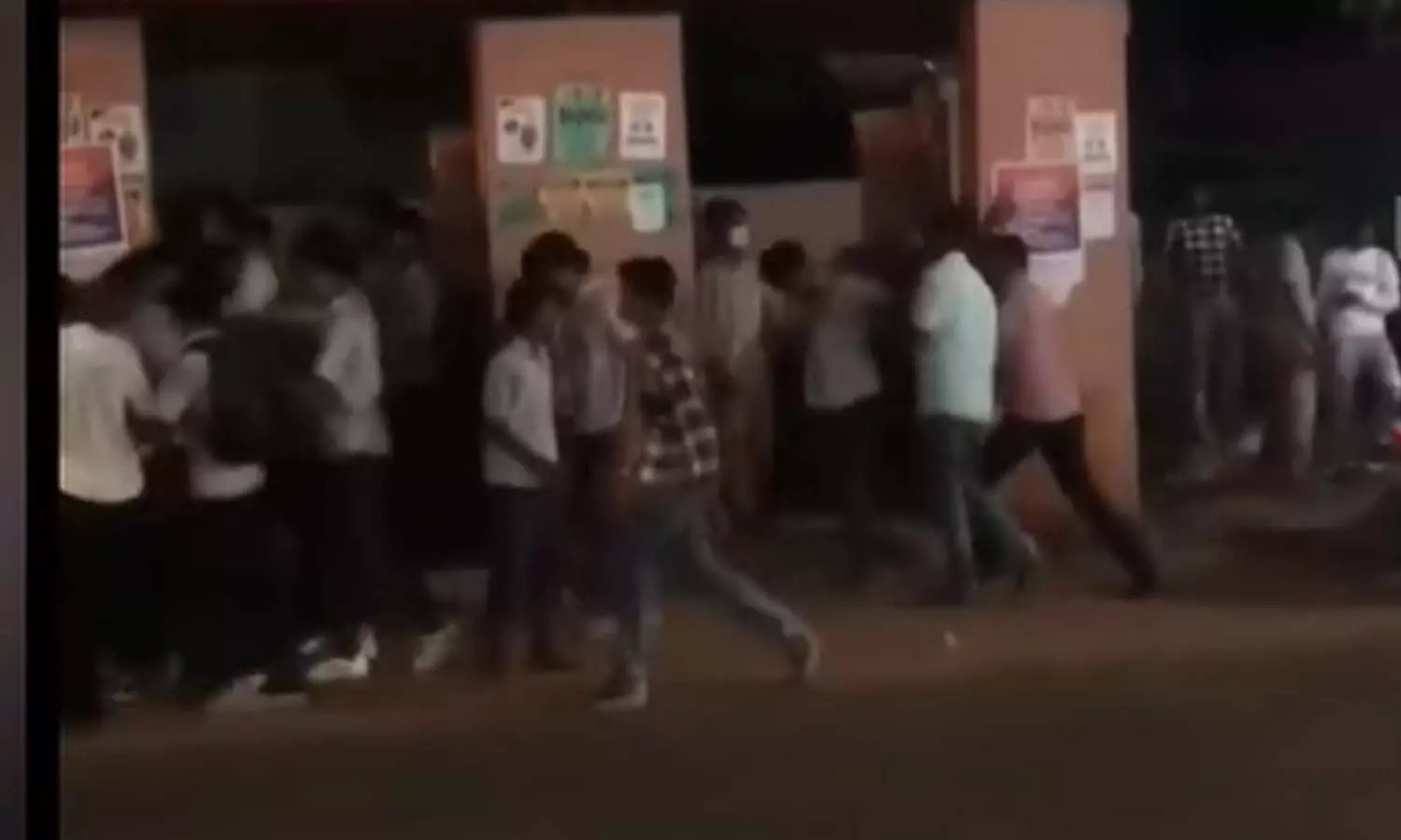 കിഴിശേരിയിൽ പ്ലസ് വൺ വിദ്യാർഥിക്ക് മർദനം; പ്രതിയായ പൊലീസ് ഉദ്യോഗസ്ഥന് സ്ഥലംമാറ്റം കിഴിശേരിയിൽ പ്ലസ് വൺ വിദ്യാർഥിക്ക് മർദനം; പ്രതിയായ പൊലീസ് ഉദ്യോഗസ്ഥന് സ്ഥലംമാറ്റം