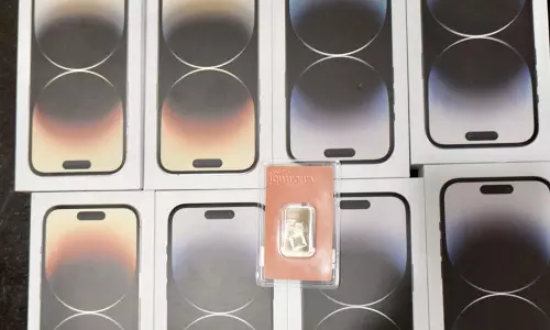 നെടുമ്പാശേരിയിൽ അനധികൃതമായി കടത്തിയ ഐഫോണുകൾ പിടികൂടി