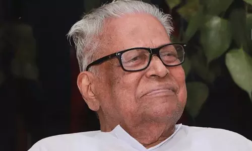 വിചിത്രമായിരിക്കുന്നു; വി.എസിന്‍റെ പിറന്നാള്‍ ദേശാഭിമാനി മാത്രം അറിഞ്ഞില്ല: വിമര്‍ശനവുമായി ജയറാം രമേശ്