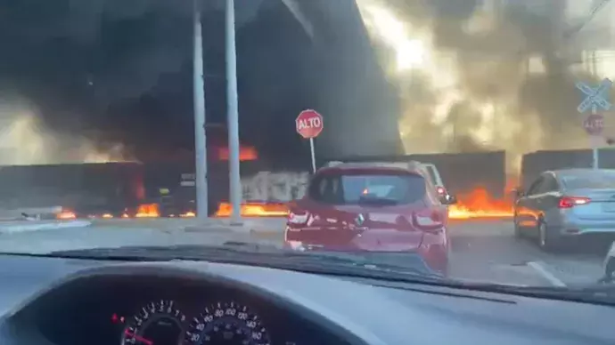 മെക്സിക്കോയില് ചരക്കു തീവണ്ടി ഇന്ധന ടാങ്കറിലിടിച്ചു; നിരവധി വീടുകള്ക്ക് തീ പിടിച്ചു: വീഡിയോ മെക്സിക്കോയില് ചരക്കു തീവണ്ടി ഇന്ധന ടാങ്കറിലിടിച്ചു; നിരവധി വീടുകള്ക്ക് തീ പിടിച്ചു: വീഡിയോ