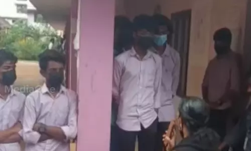 മുടി വെട്ടിയില്ല: കൊല്ലത്ത് പത്താം ക്ലാസ്സ് വിദ്യാർഥികളെ സ്‌കൂളിന് പുറത്താക്കി പ്രധാനാധ്യാപിക