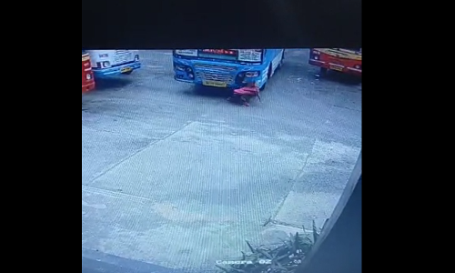 നിര്‍ത്തിയിട്ട ബസിന് മുന്നിലൂടെ നടക്കുകയായിരുന്ന സ്ത്രീയെ ബസിടിച്ചു; വാഹനത്തിനടിയിലേക്ക് വീണ സ്ത്രീ രക്ഷപ്പെട്ടത് തലനാരിഴക്ക്
