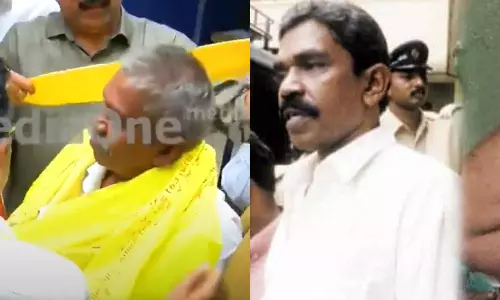 22 വർഷത്തിന് ശേഷം ജയിൽമോചനം: മണിച്ചനെ സ്വീകരിക്കാനെത്തി എസ്എൻഡിപി നേതാക്കൾ 22 വർഷത്തിന് ശേഷം ജയിൽമോചനം: മണിച്ചനെ സ്വീകരിക്കാനെത്തി എസ്എൻഡിപി നേതാക്കൾ