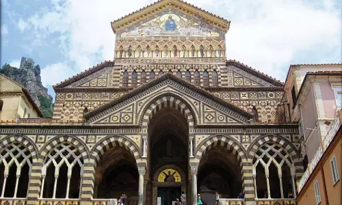 ഇറ്റലിയിലെ കത്തീഡ്രലിനു മുന്നില്‍ ടൂറിസ്റ്റിന്‍റെ അര്‍ധനഗ്ന ഫോട്ടോ; പ്രതിഷേധം