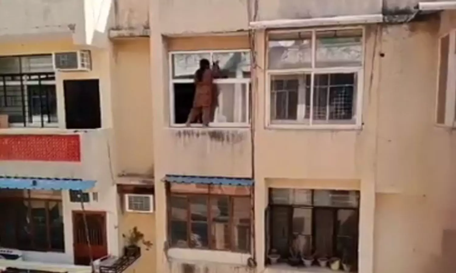 വീട് വൃത്തിയാക്കാൻ ഇത്രയും സാഹസികതയോ? ഞെട്ടി സോഷ്യൽ മീഡിയ വീട് വൃത്തിയാക്കാൻ ഇത്രയും സാഹസികതയോ? ഞെട്ടി സോഷ്യൽ മീഡിയ