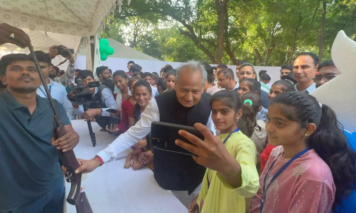 കോവിഡിൽ മാതാപിതാക്കളെ നഷ്ടപ്പെട്ട കുട്ടികൾക്ക് ഔദ്യോഗിക വസതിയിൽ വിരുന്നൊരുക്കി അശോക് ഗെഹ്‌ലോട്ട്