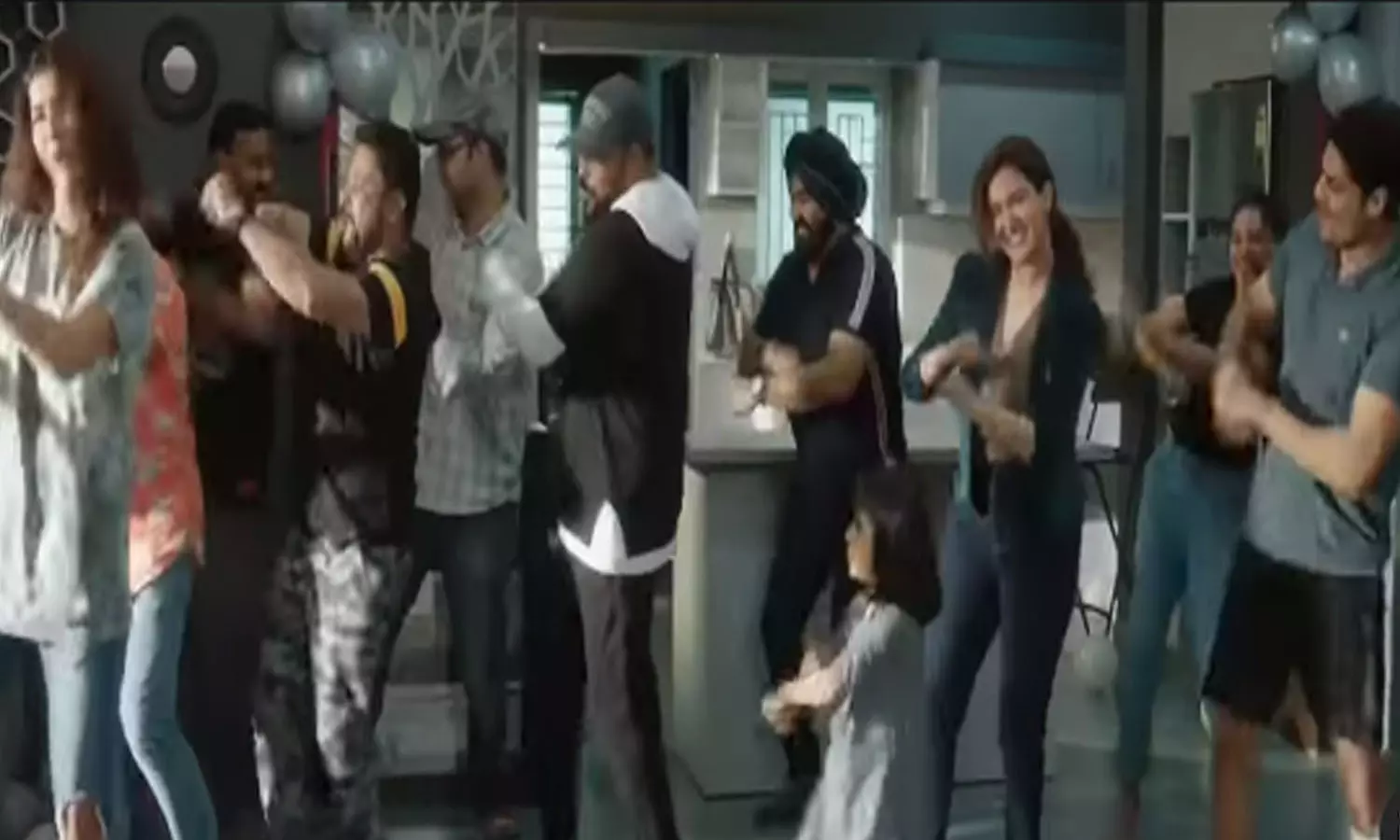 ഗൂം ഗൂം.. പാട്ടിന് ചുവടുവെച്ച് മോൺസ്റ്റർ ടീം,മോഹൻലാലിനൊപ്പം വൈശാഖും; ശ്രദ്ധനേടി വീഡിയോ ഗൂം ഗൂം.. പാട്ടിന് ചുവടുവെച്ച് മോൺസ്റ്റർ ടീം,മോഹൻലാലിനൊപ്പം വൈശാഖും; ശ്രദ്ധനേടി വീഡിയോ