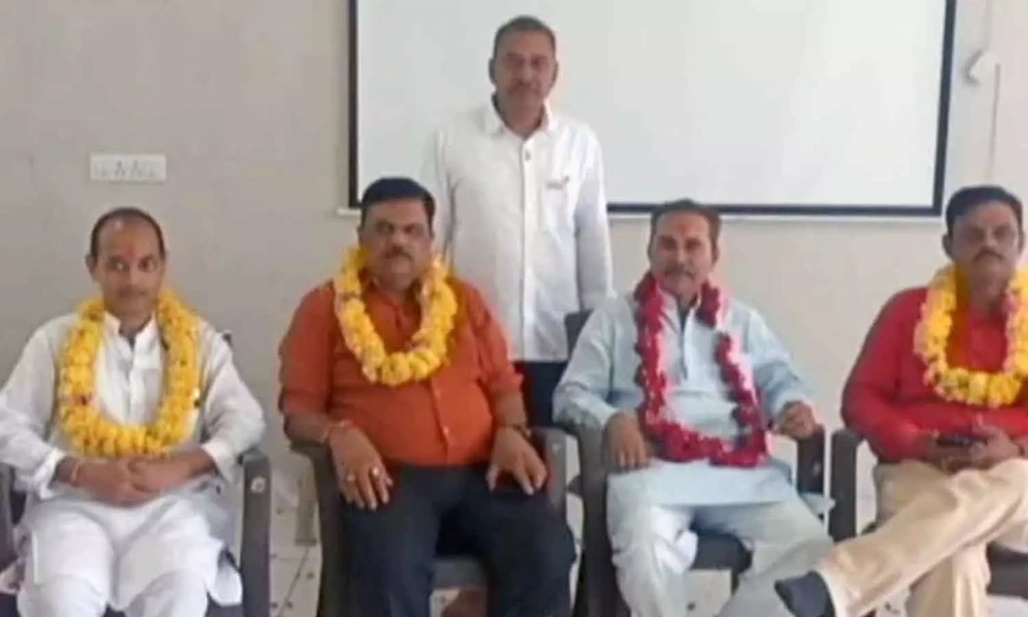 ജയിൽമോചിതരായ പ്രതികൾക്ക് വിഎച്ച്പി ഓഫീസിൽ നൽകിയ സ്വീകരണം ജയിൽമോചിതരായ പ്രതികൾക്ക് വിഎച്ച്പി ഓഫീസിൽ നൽകിയ സ്വീകരണം