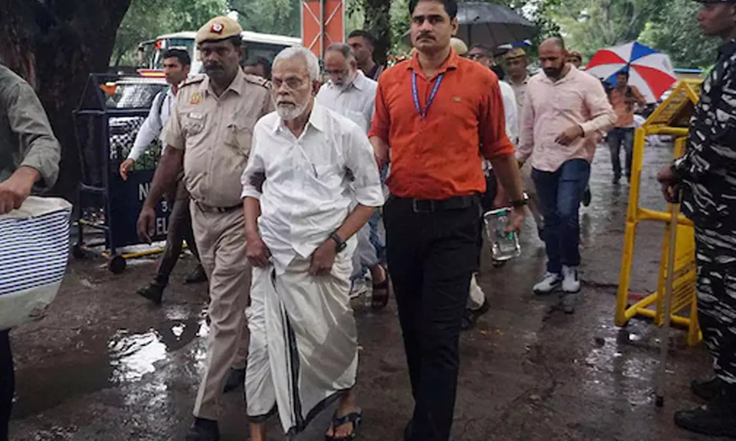 പോപുലർ ഫ്രണ്ട് നേതാവ് ഇ അബൂബക്കറിന് അടിയന്തര ചികിത്സ നൽകാൻ കോടതി നിർദേശം പോപുലർ ഫ്രണ്ട് നേതാവ് ഇ അബൂബക്കറിന് അടിയന്തര ചികിത്സ നൽകാൻ കോടതി നിർദേശം