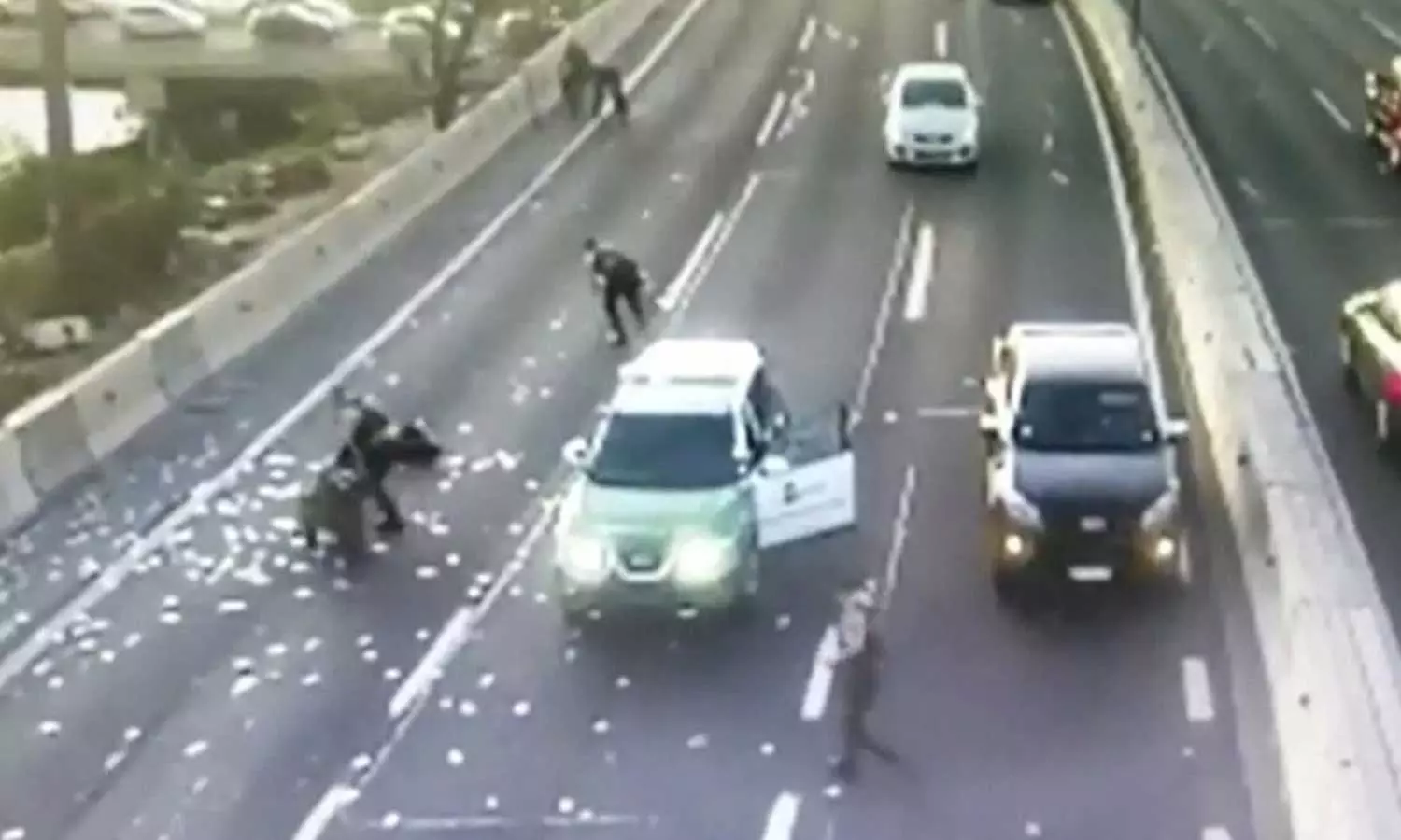 ആകാശത്തുനിന്ന് കറൻസിമഴ; ഓടിക്കൂടി വാരിക്കൂട്ടി നാട്ടുകാർ-യാഥാര്‍ത്ഥ്യമിതാണ്