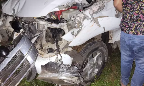 ഒറ്റപ്പാലത്ത് കാർ നിയന്ത്രണം തെറ്റി വൈദ്യുതി പോസ്റ്റിൽ ഇടിച്ച് ഒമ്പതുകാരിക്ക് ദാരുണാന്ത്യം